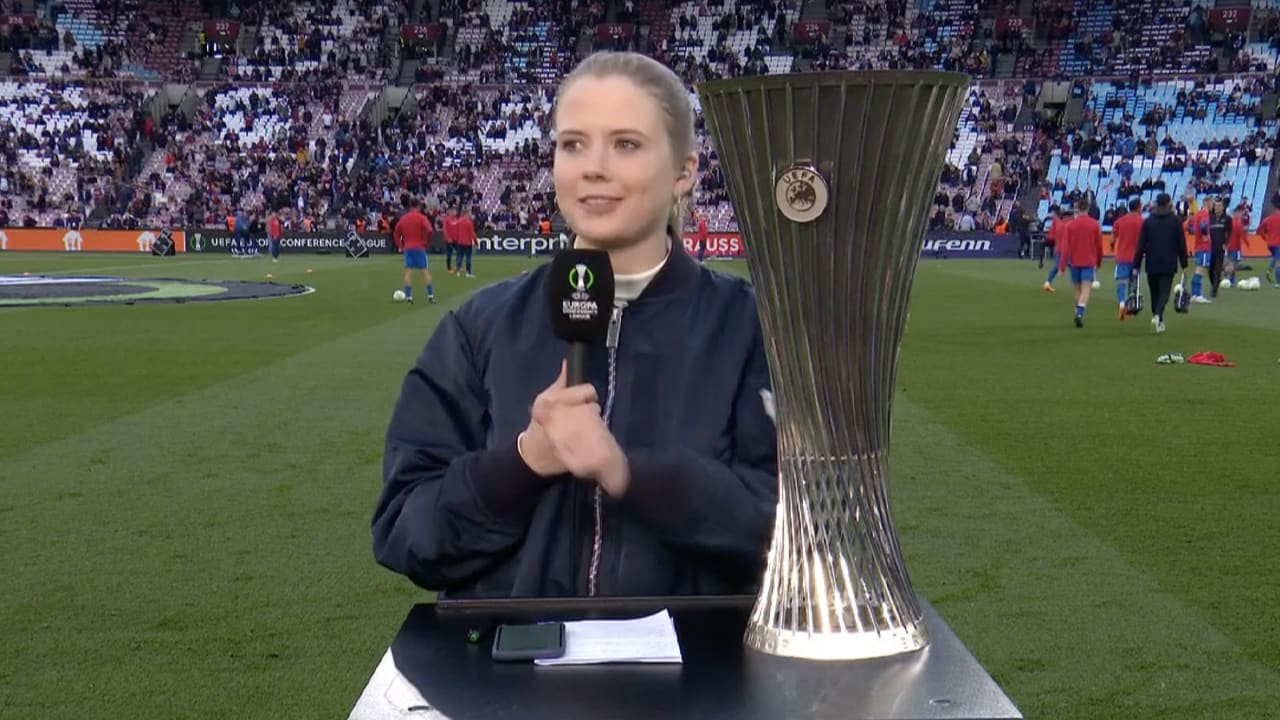 Fotografen storten zich op Conference League-beker naast Noa: 'Jammer dat ik er nog even naast sta!'