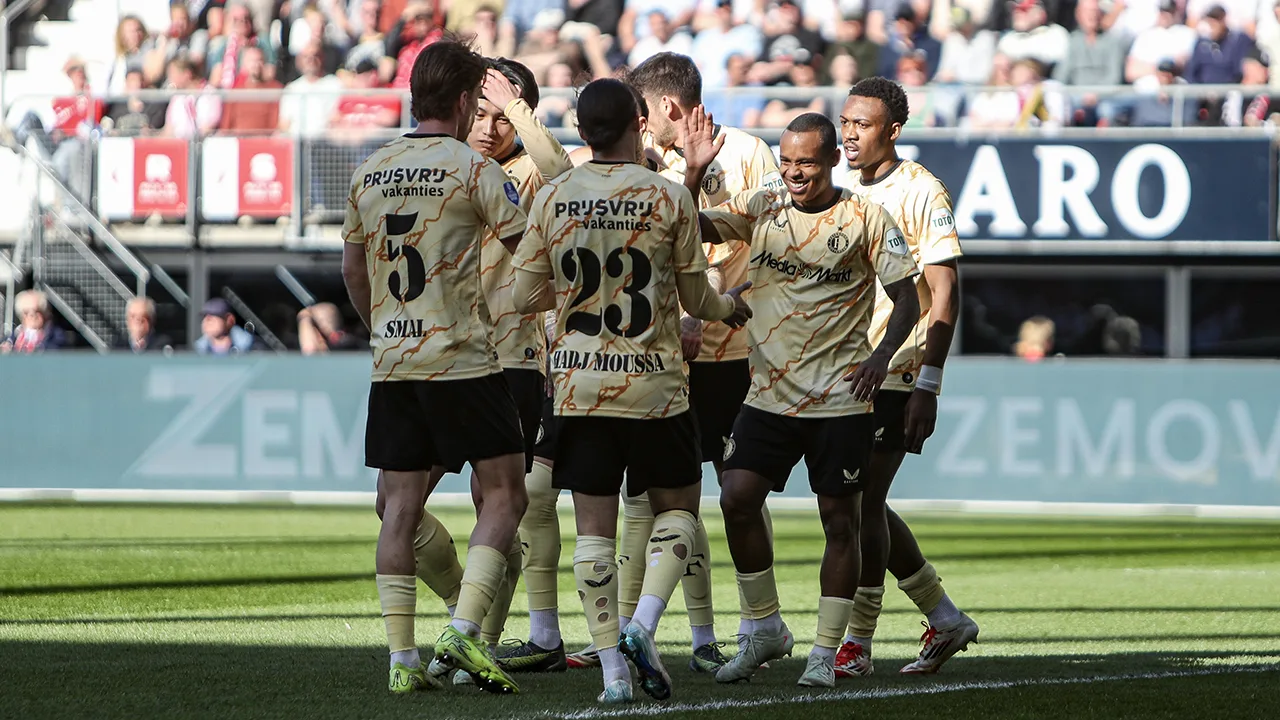 Feyenoord boekt cruciale zege bij AZ en voert druk op bij PSV