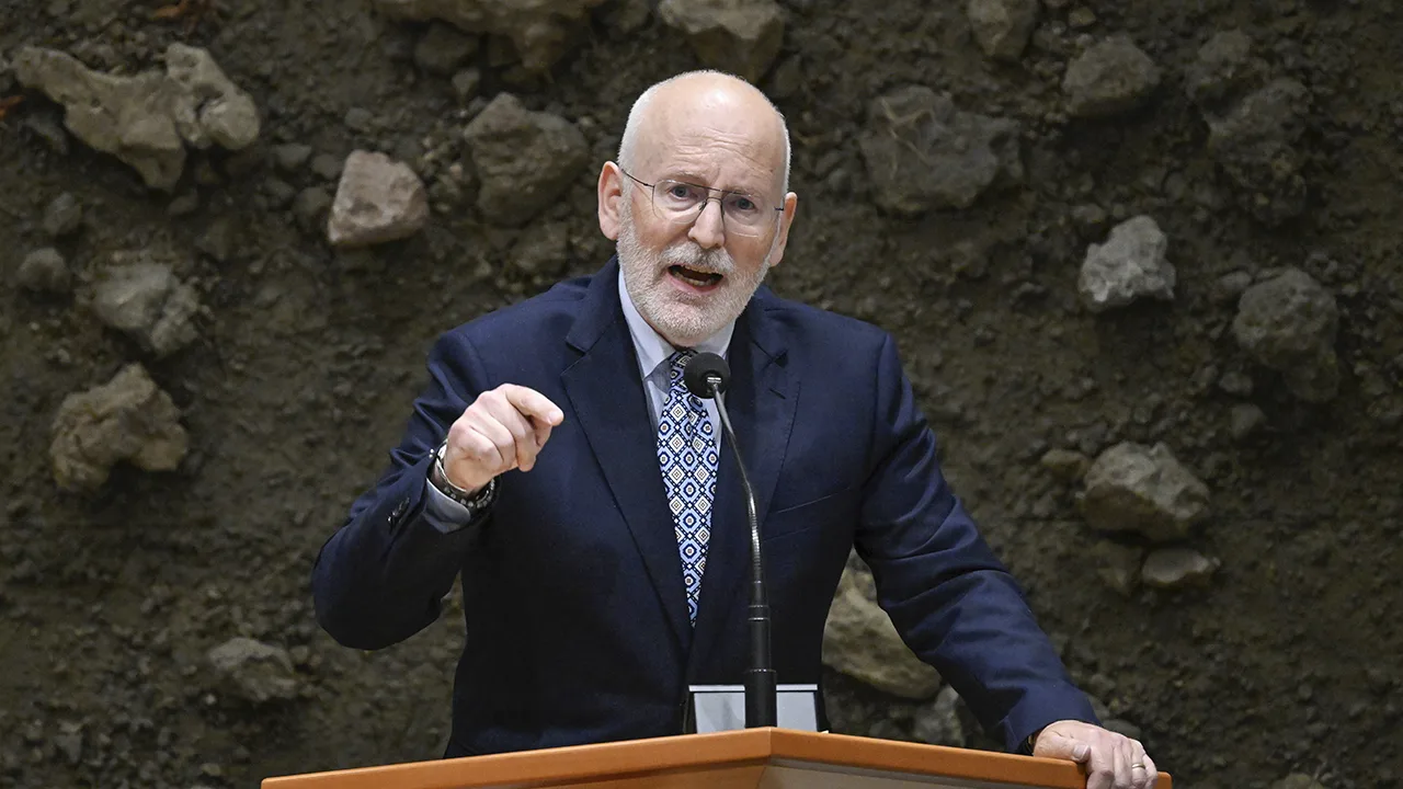 Frans Timmermans 'boos en bezorgd': 'Nederland dreigt stuurloos te worden'