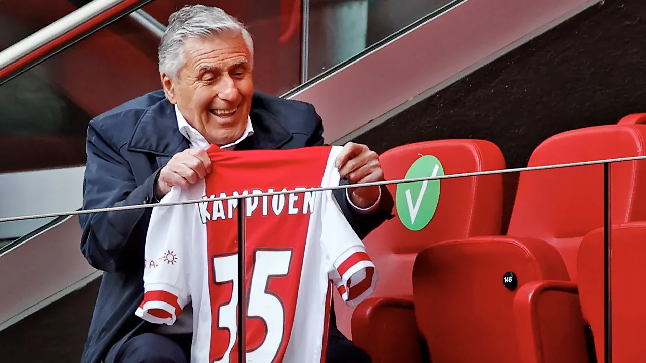 Sjaak Swart snapt niets van commotie rond Ajax-goal: 'Zijn ze nou helemaal gek geworden?'