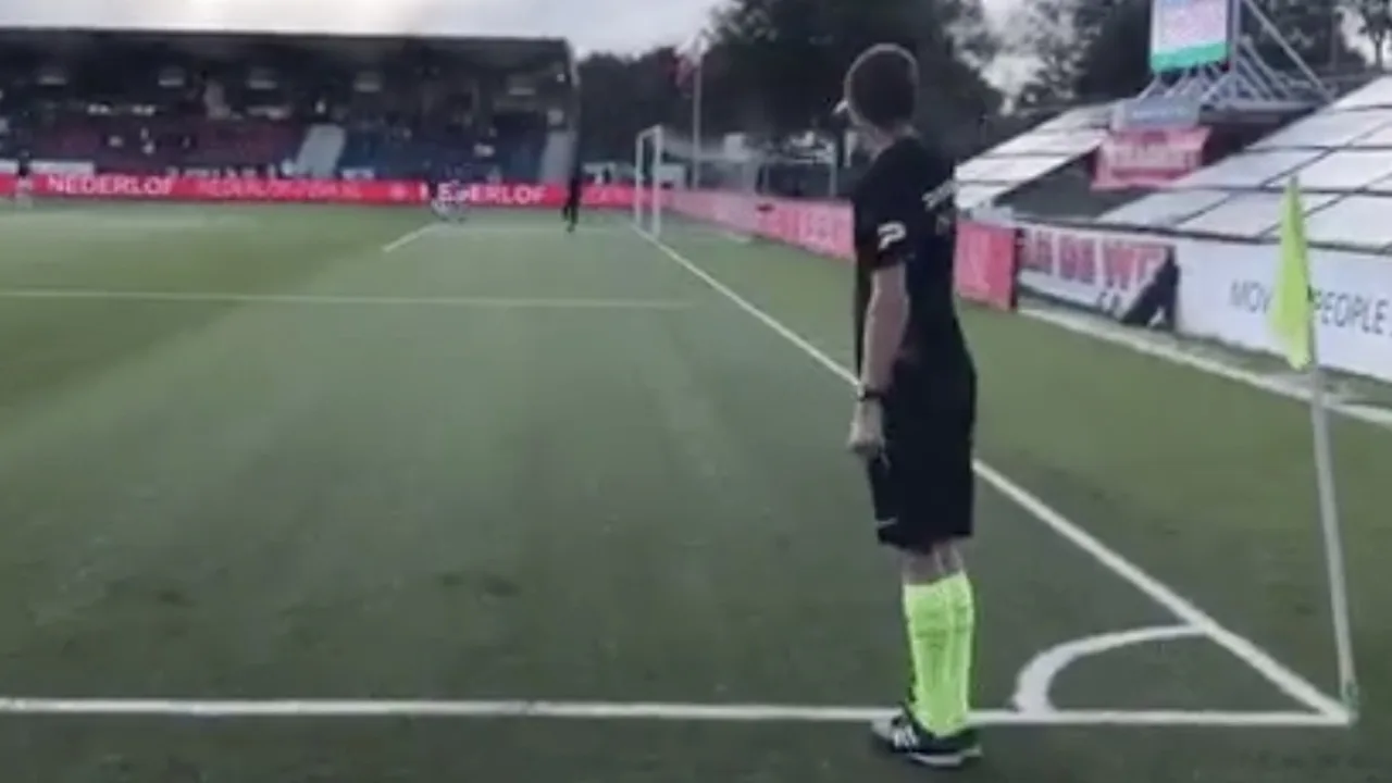 HAHA! Grensrechter oefent zijn vlaggen tijdens warming-up 