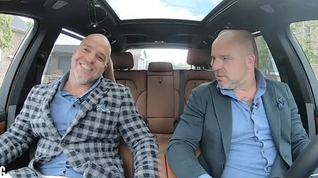 Andy in de auto bij Andy: 'Wat een lelijke varkenskop heb je!'