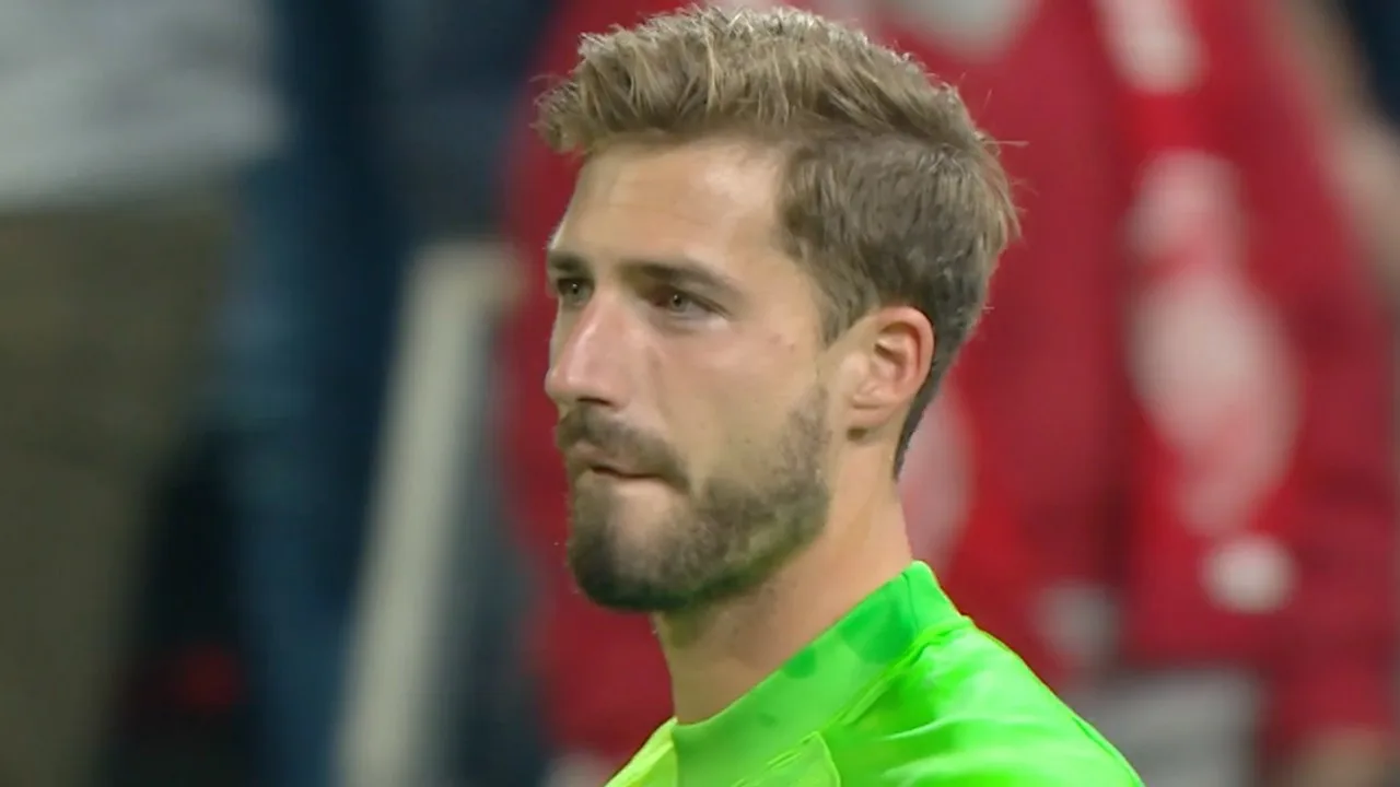 VIDEO: Frankfurt-doelman geraakt door vuurwerk van Antwerp-supporters