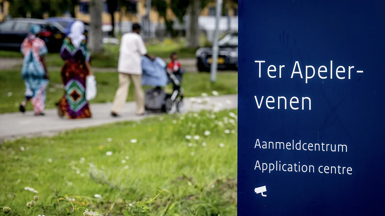 Aantal asielzoekers Ter Apel weer twee keer boven 2000, dwangsom voor COA loopt op tot 300.000 euro