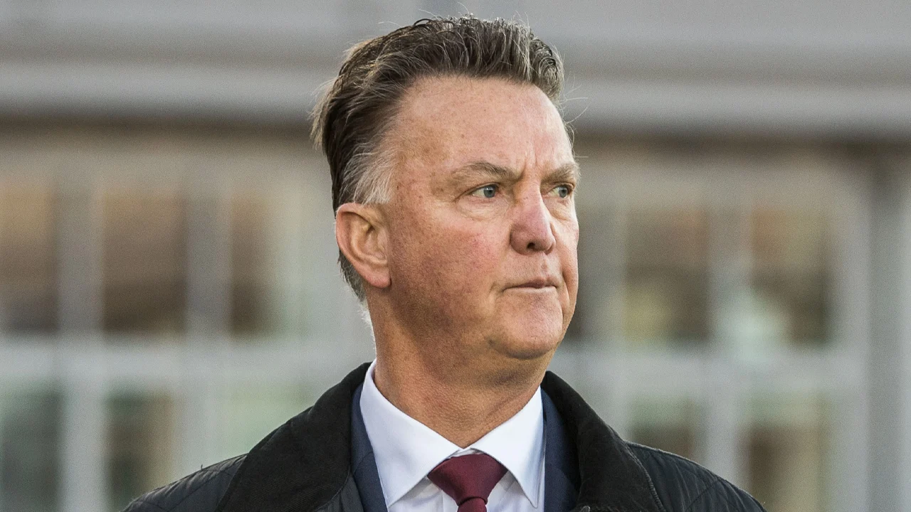 Van Gaal niet blij met interviewster: 'Ik zit steeds in de verdediging!'