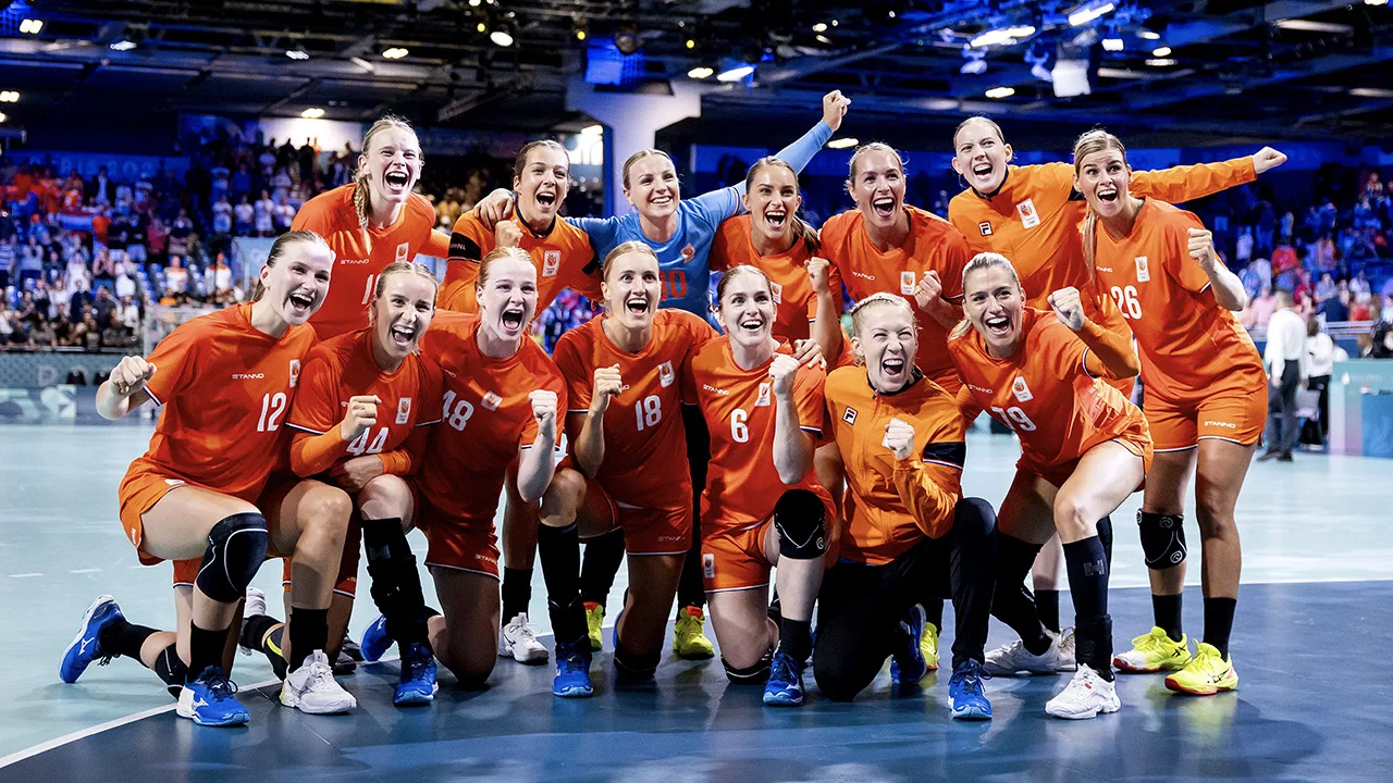 Nederlandse handbalsters verslaan ook Hongarije en gaan als nummer twee naar kwartfinales