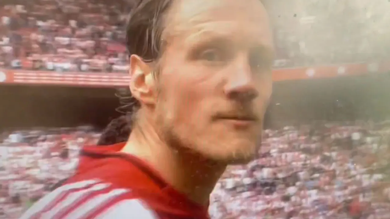 Emotionele Wout Weghorst slaat camera weg na mislopen van het kampioenschap