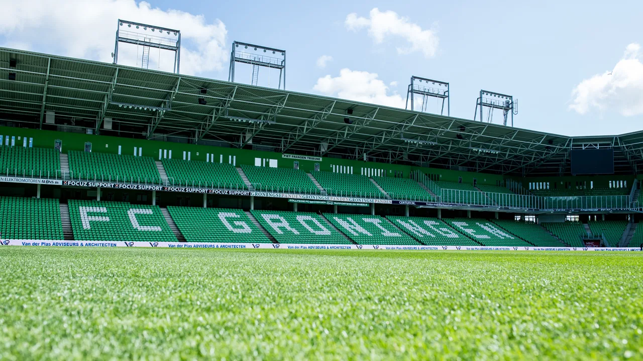 Groningen dreigt met aangifte tegen journalist die persoon met stadionverbod wil binnenloodsen