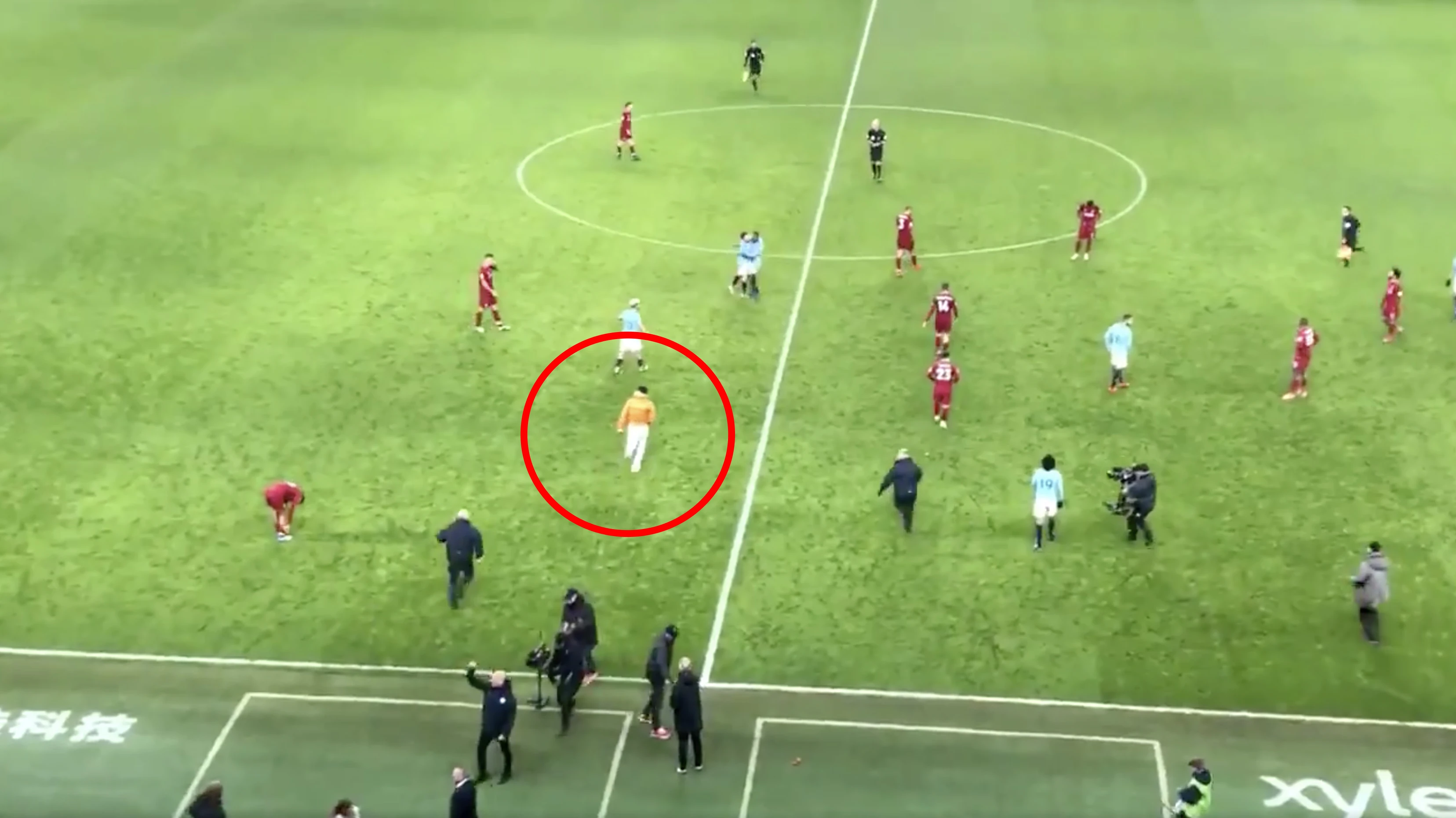 LOL! Stewards zien Benjamin Mendy aan als veldbetreder en gaan erop af