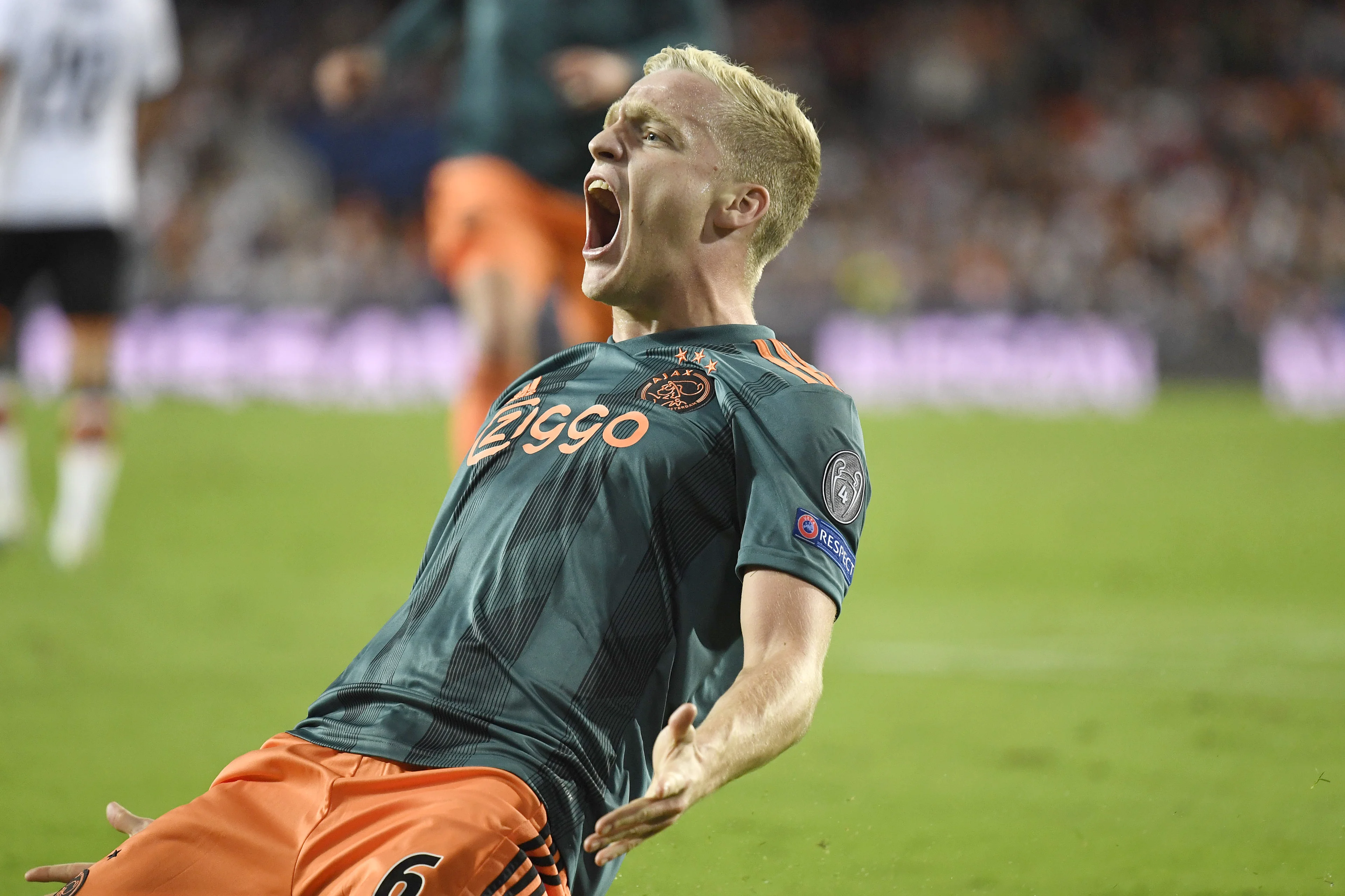 Ajax wint ook uitduel met Valencia: 0-3