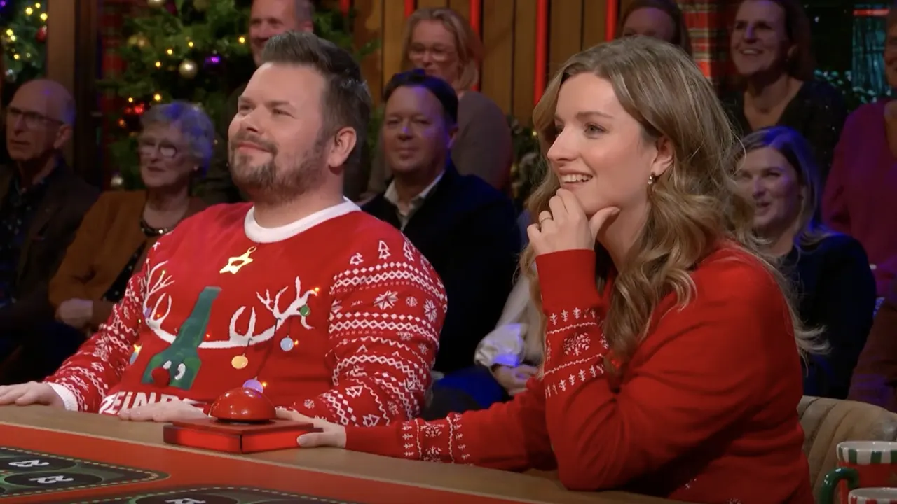 Thomas van Groningen en Merel Ek zien in De Top 4000 Muziekquiz foto van zichzelf over 30 jaar