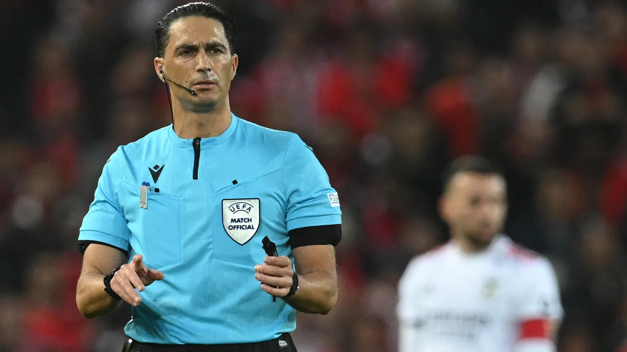 Serdar Gözübüyük fluit halve finale in Europa League