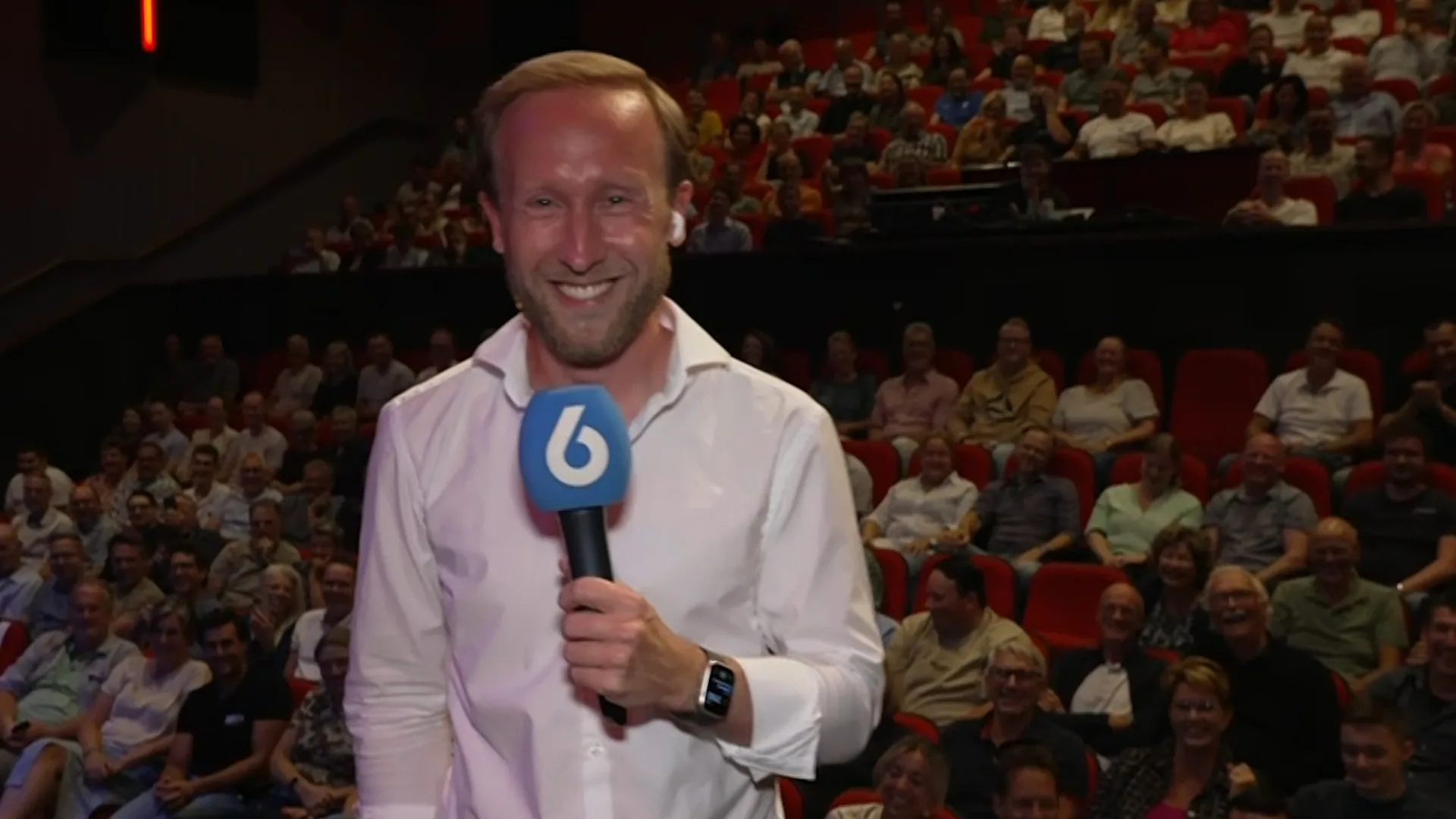 Raymond Mens live vanuit het theater: 'Johan Derksen is er niet bij, dus ik kan vanavond uitpraten!'