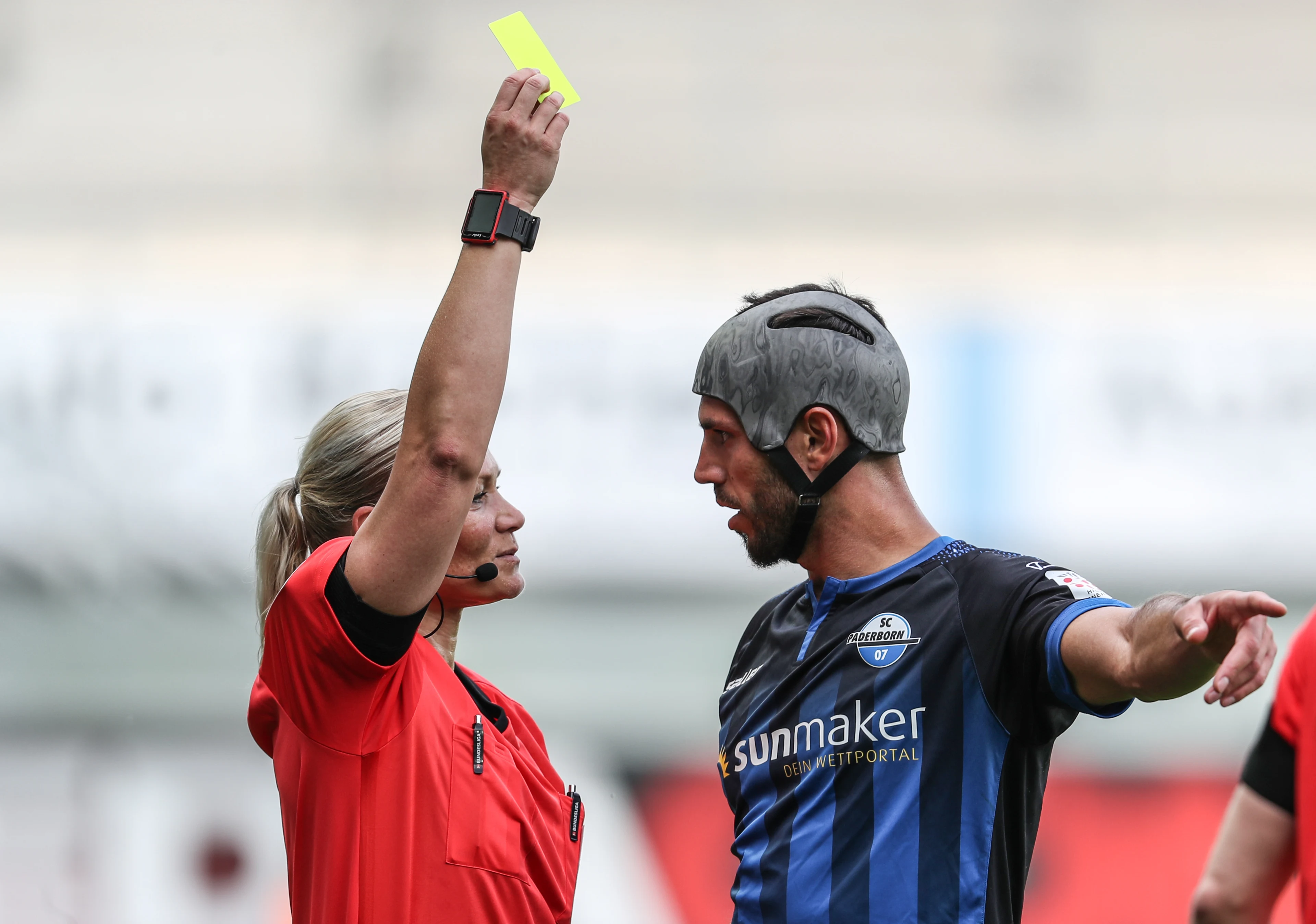 Gjasula krijgt zeventiende gele kaart van seizoen in Budesliga en is nu recordhouder