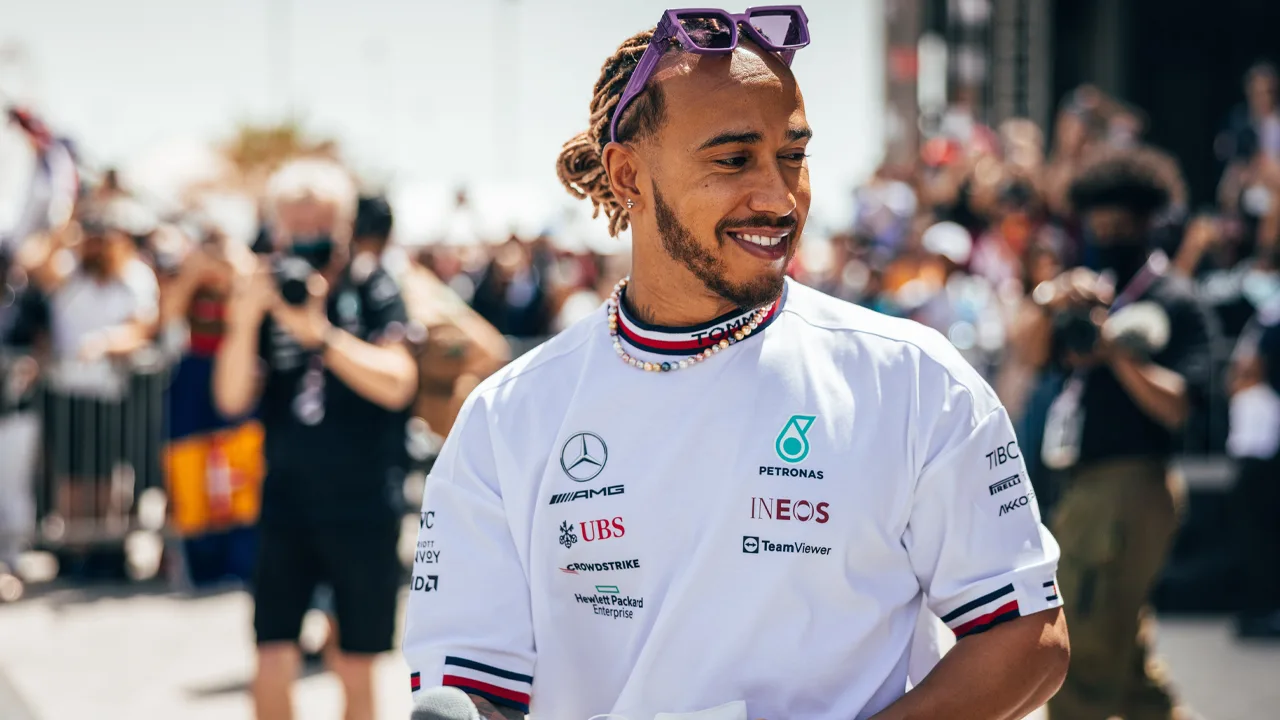 Hamilton wil graag Braziliaans ereburger worden: 'Ik wacht op mijn paspoort'