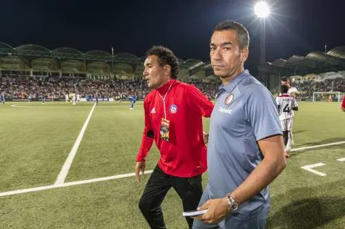 Van Bronckhorst schaamt zich voor Feyenoord