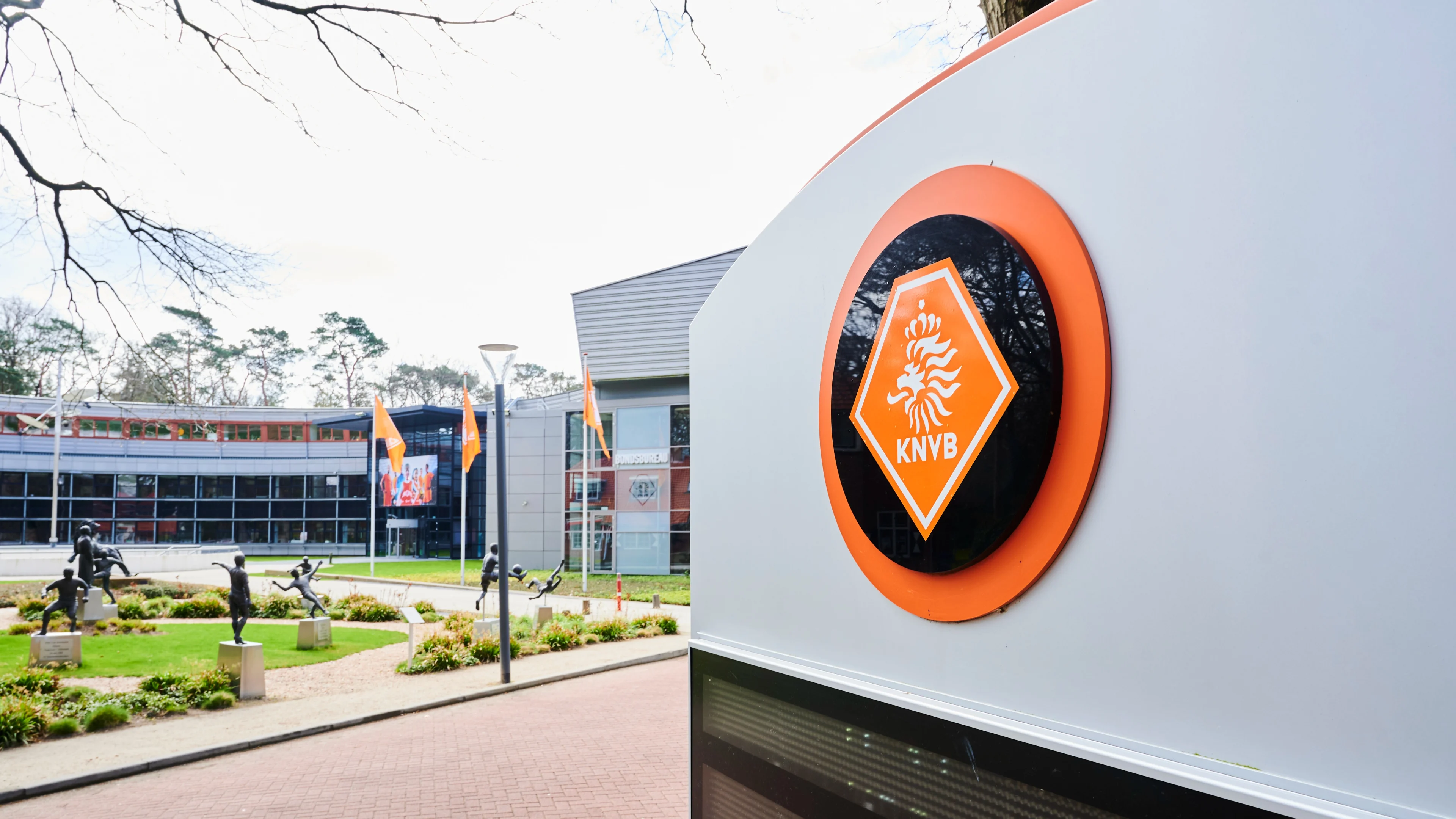 KNVB en voetbalclubs spreken zich fel uit tegen besluit van kabinet