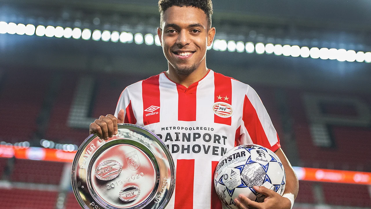 Grote uitblinker Malen scoort vijf keer voor PSV bij afstraffing Vitesse