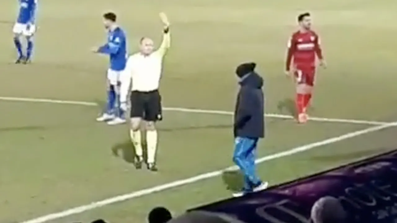 Video: Lahoz stuurt Sevilla-trainer na slechts 16 minuten met rood van het veld 