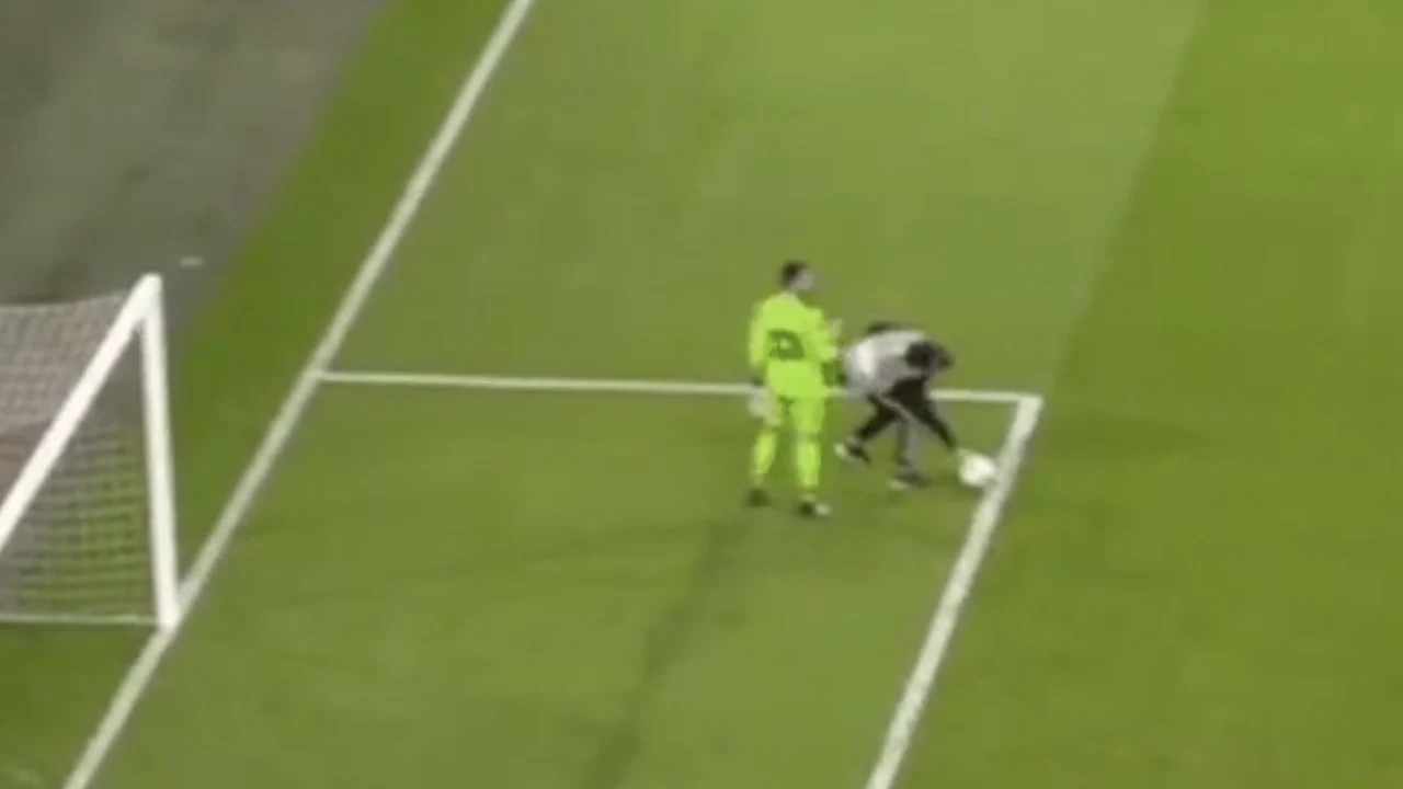 Ballenjongen is klaar met tijdrekken en legt bal klaar voor doelman Getafe