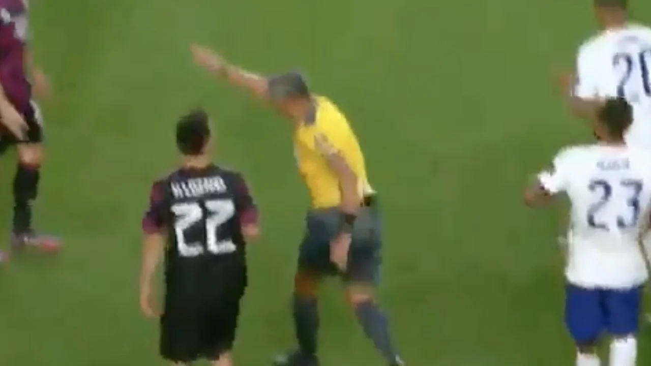 Scheidsrechter gaat viraal met zeer opmerkelijke handgebaren