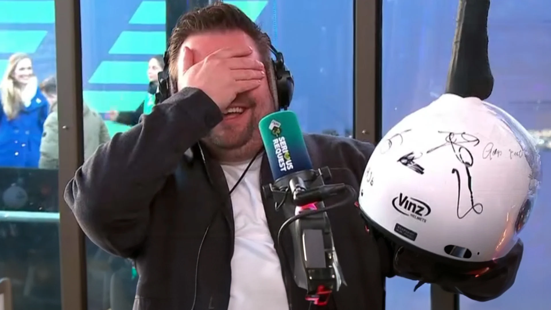 Thomas van Groningen betreedt het Glazen Huis met 'dildohelm': 'Het is wel een formaatje hè!'