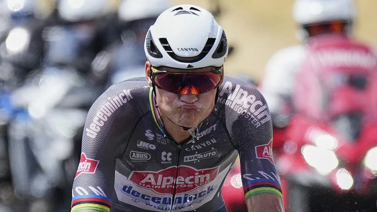 Van der Poel strandt in slotkilometer na fenomenale inspanning, Merlier wint massasprint