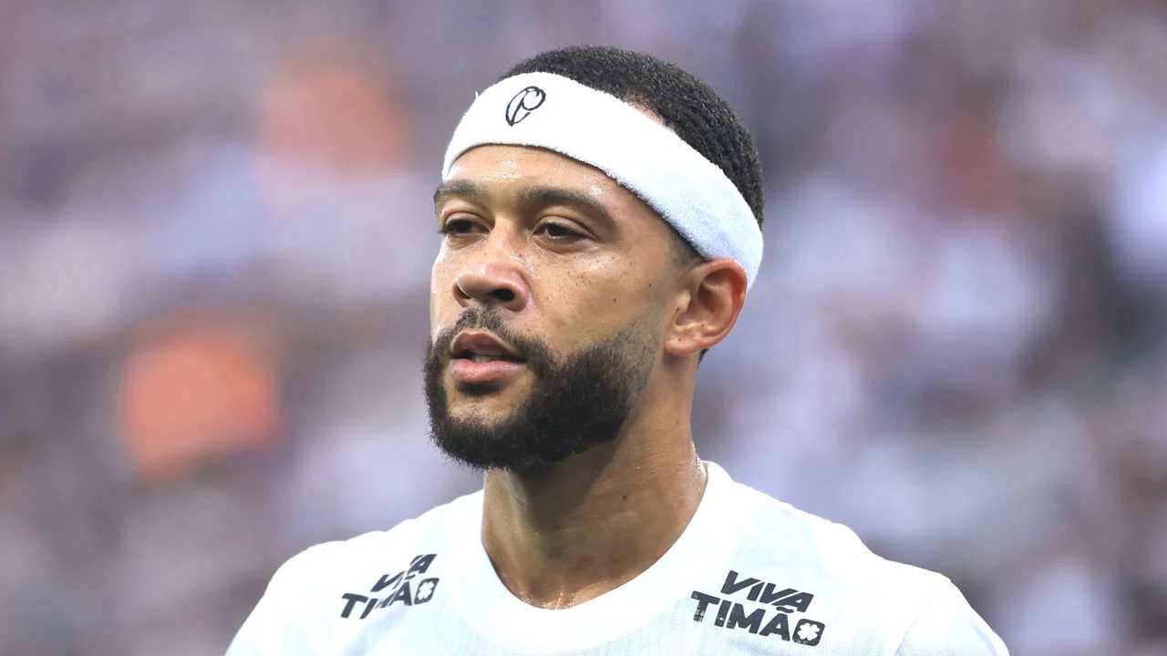 Memphis zorgt voor woede bij Stichting AAP door foto met witte tijger: 'Sneue stoerdoenerij!'