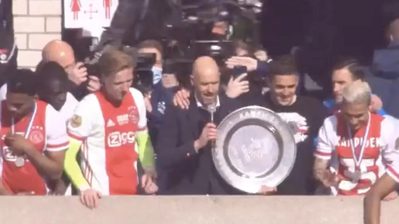 Ten Hag spreekt Ajax-fans toe: 'We hebben de beker, de schaal, we hebben alles!'