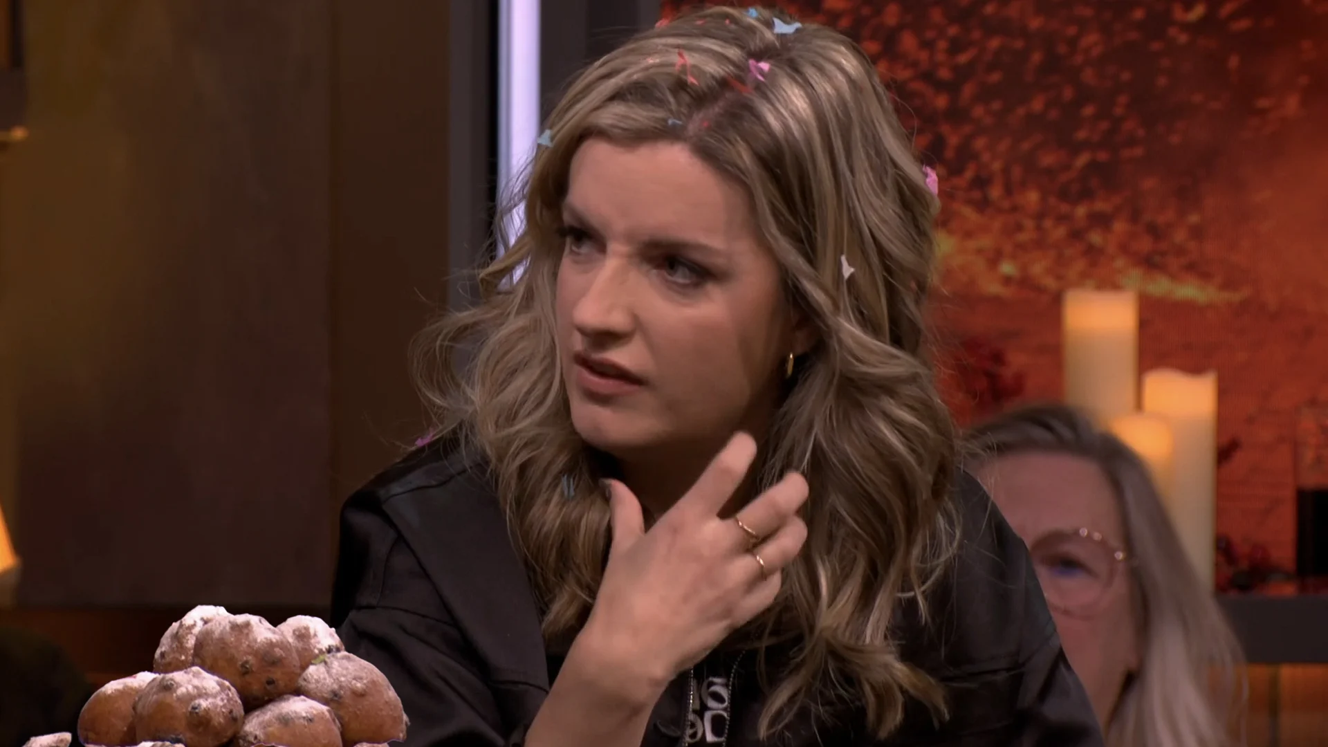 Merel woest: 'Hulpverleners met vuurwerk bekogeld bij reanimatie baby!'