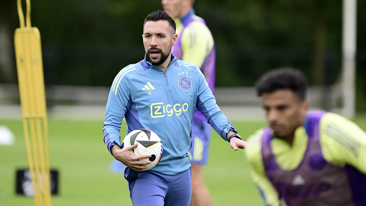 Fanatieke Francesco Farioli leidt eerste training bij Ajax