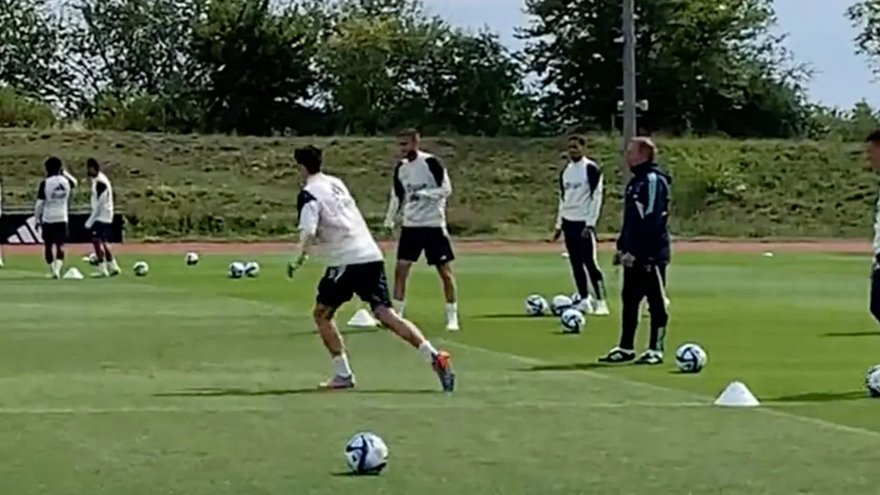 Vloekende Maurice Steijn zichtbaar ontevreden: ‘Help elkaar nou eens, godverdomme!’