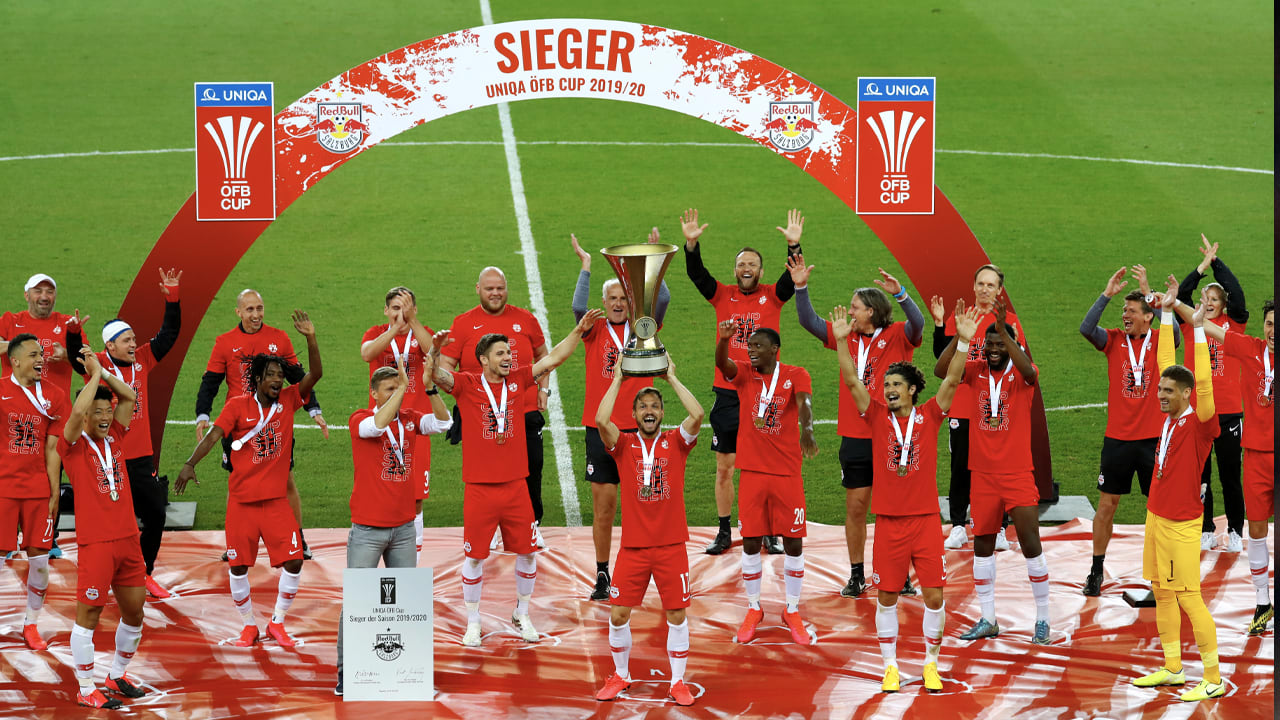 Primeur bij bekerwinst Salzburg: 'social distancing' tijdens prijsuitreiking