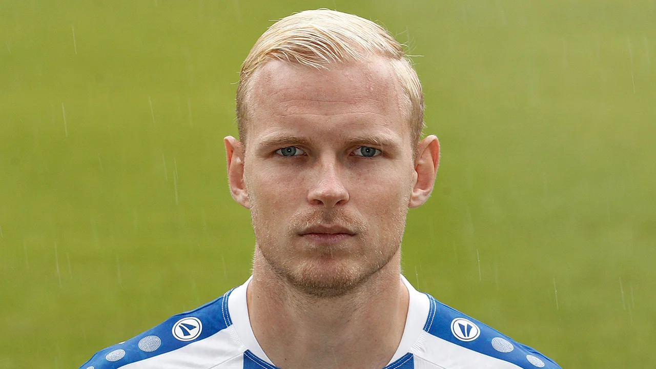 Heerenveen met rouwbanden in derby vanwege overlijden vader Lucas Woudenberg