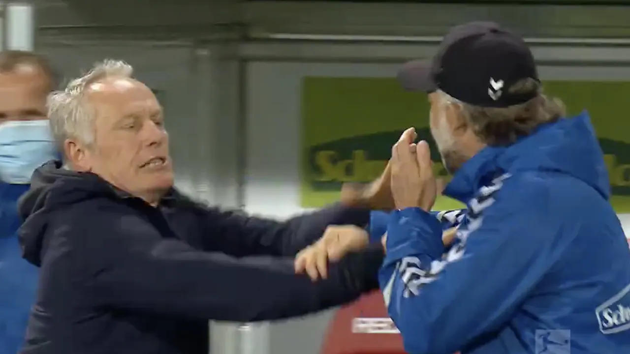 Freiburg-trainer beukt in extase mondkapje van assistent zijn gezicht