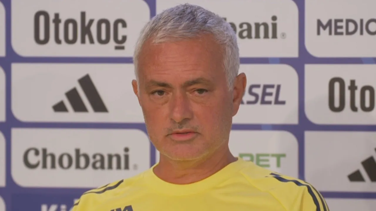 Mourinho sneert over afwezigheid Feyenoord-trio: 'Ik heb ook drie geblesseerde bij Onder 18'