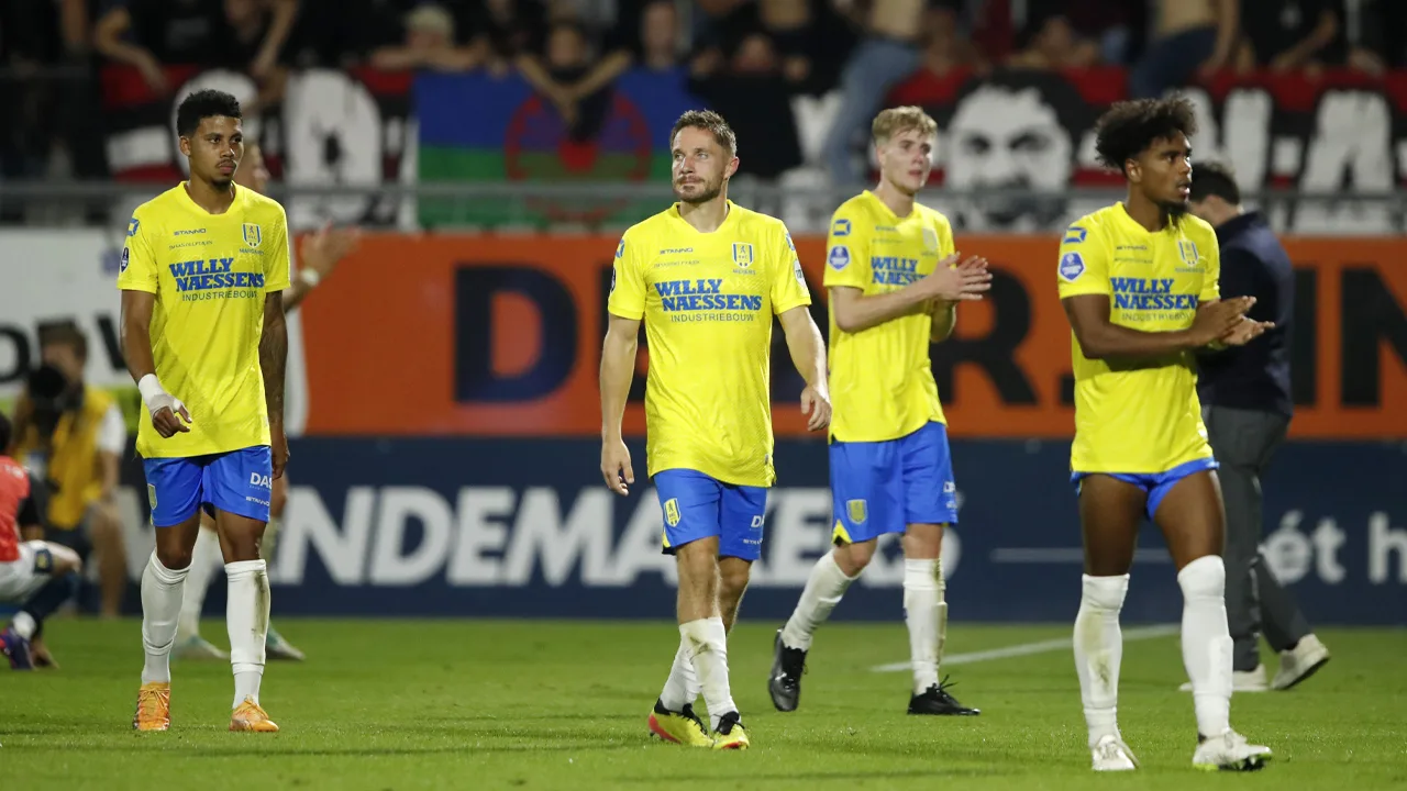 Spelers en staf RKC Waalwijk nemen kijkje achter de deuren van Penitentiaire Inrichting Vught