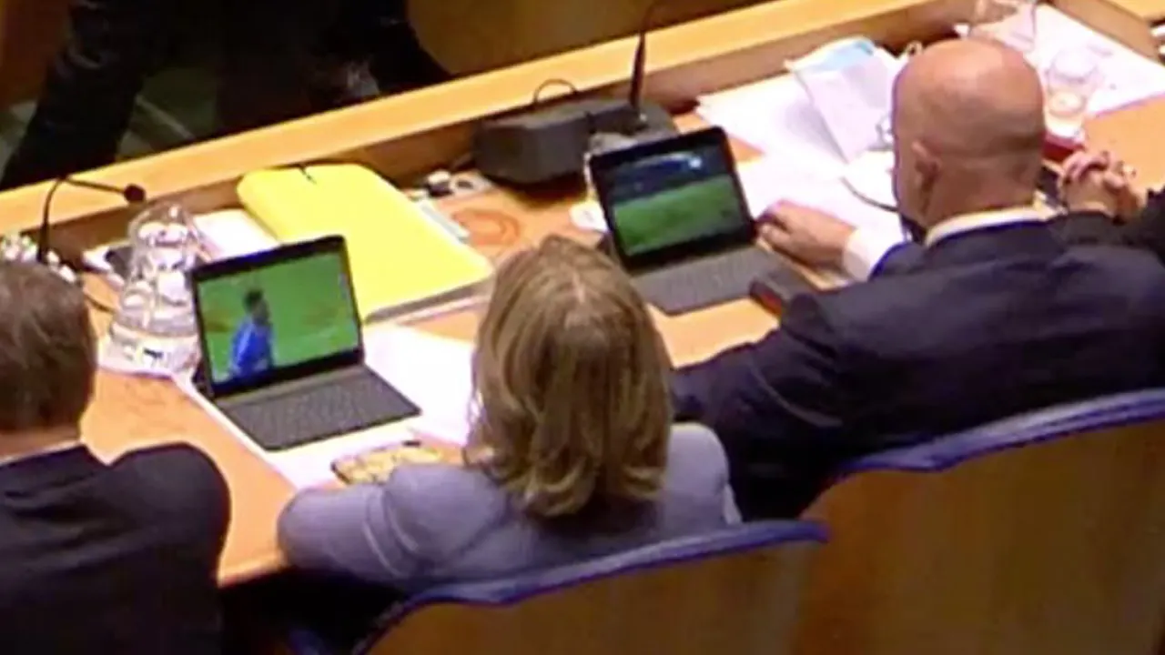 Ministers kijken Europees voetbal tijdens Algemene Beschouwingen