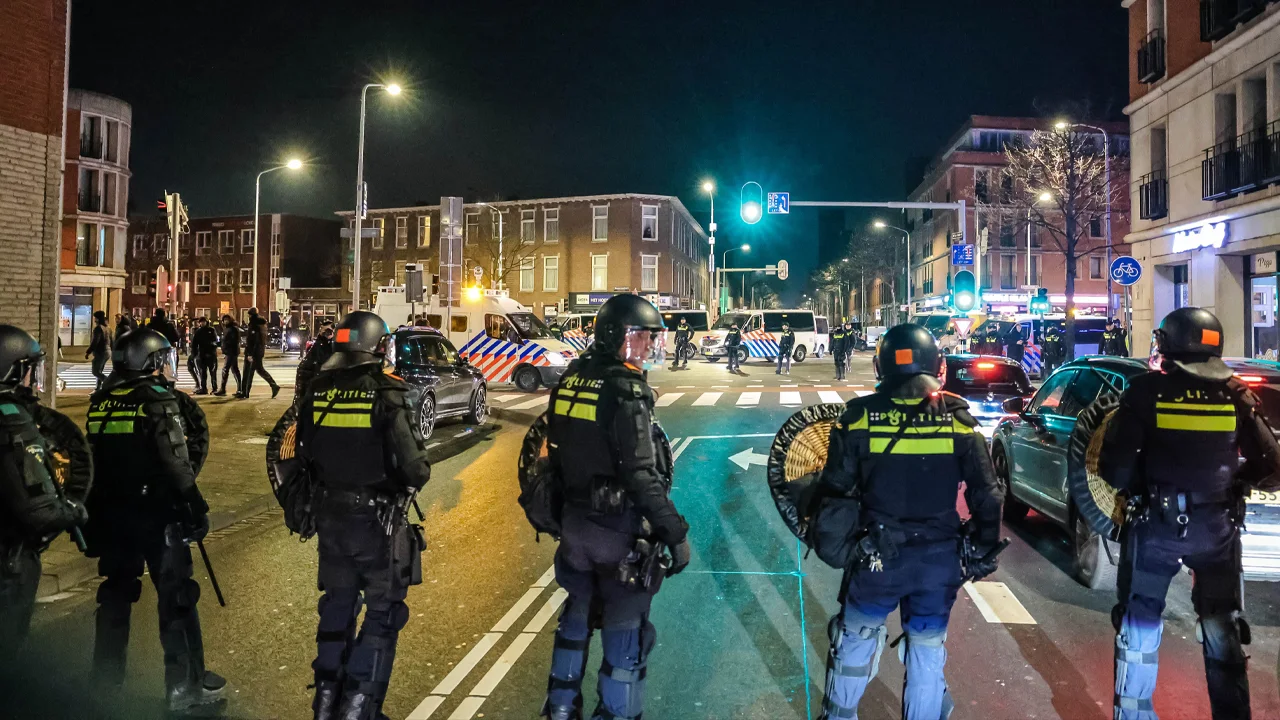 ME ingezet in Den Haag en Amsterdam na ongeregeldheden na verlies Marokko