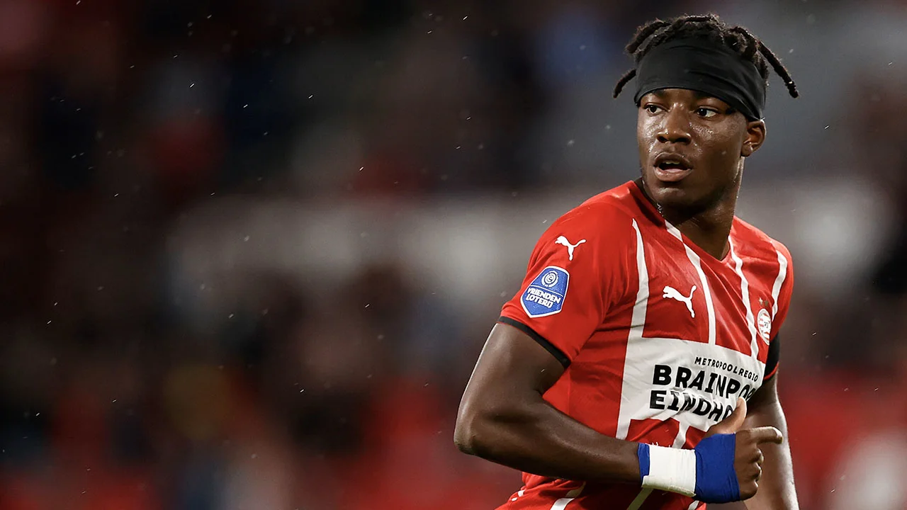 'Madueke hoog op de verlanglijst bij Spurs'