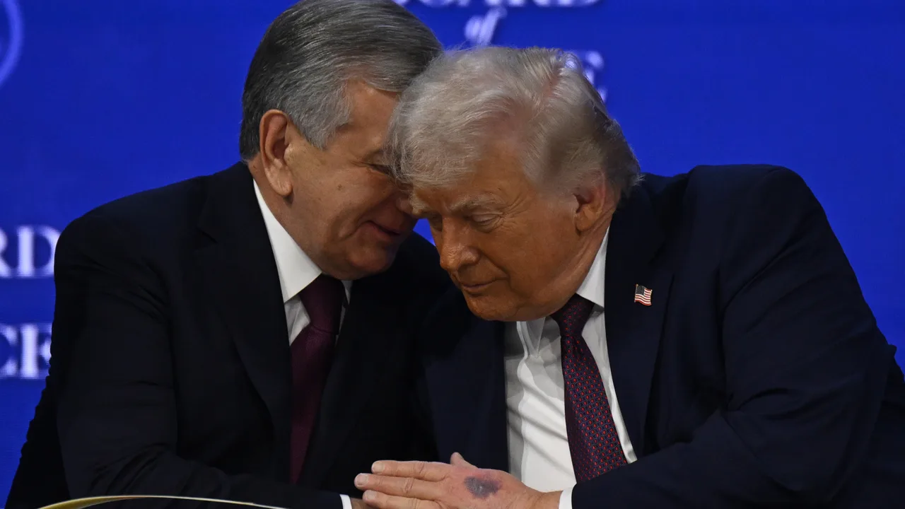 Donald Trump geeft verklaring voor blauwe plekken op hand