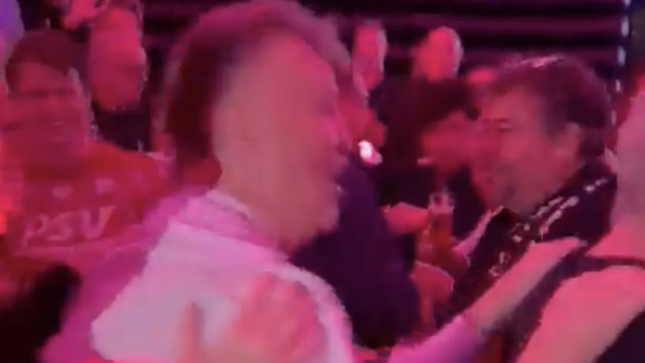 Louis van Gaal viert PSV-feestje mee en loopt polonaise op Engelbewaarder