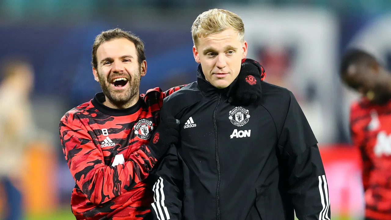 Rio Ferdinand stellig: ‘Dat is het probleem van Donny van de Beek’ 