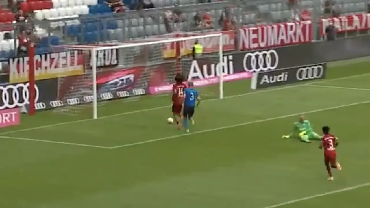 VIDEO: HOE DAN?! Zirkzee mist voor leeg doel tegen Ajax