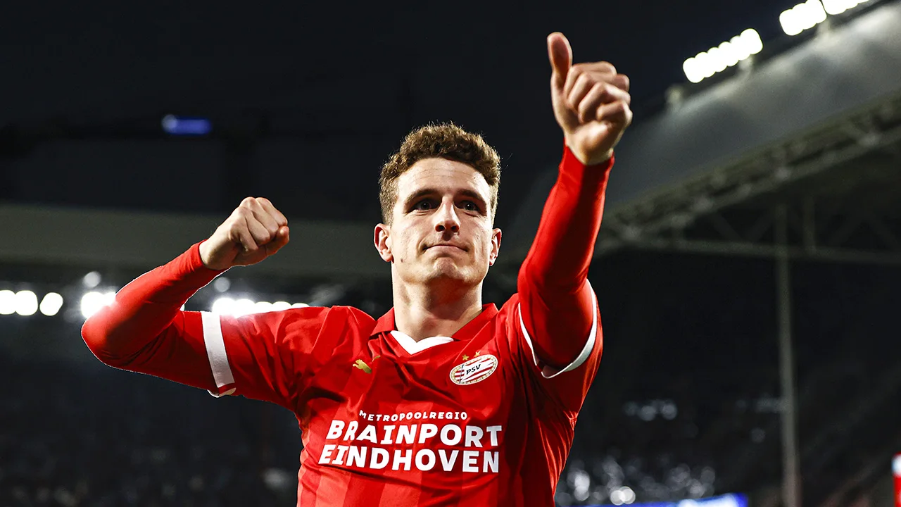 PSV behoudt ongeslagen Eredivisie-reeks na winst op FC Volendam