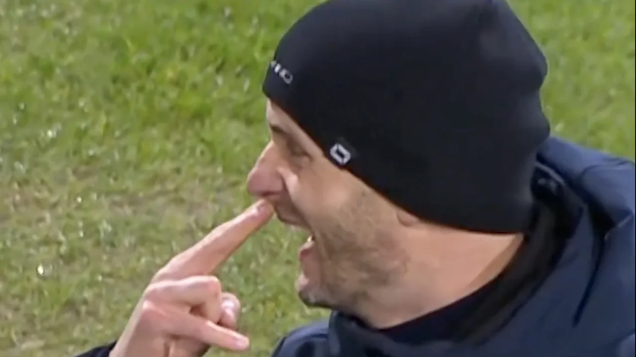 Twee zeges op PSV in vier dagen: Go Ahead-trainer Simonis maakt twee vingers in de neus-gebaar