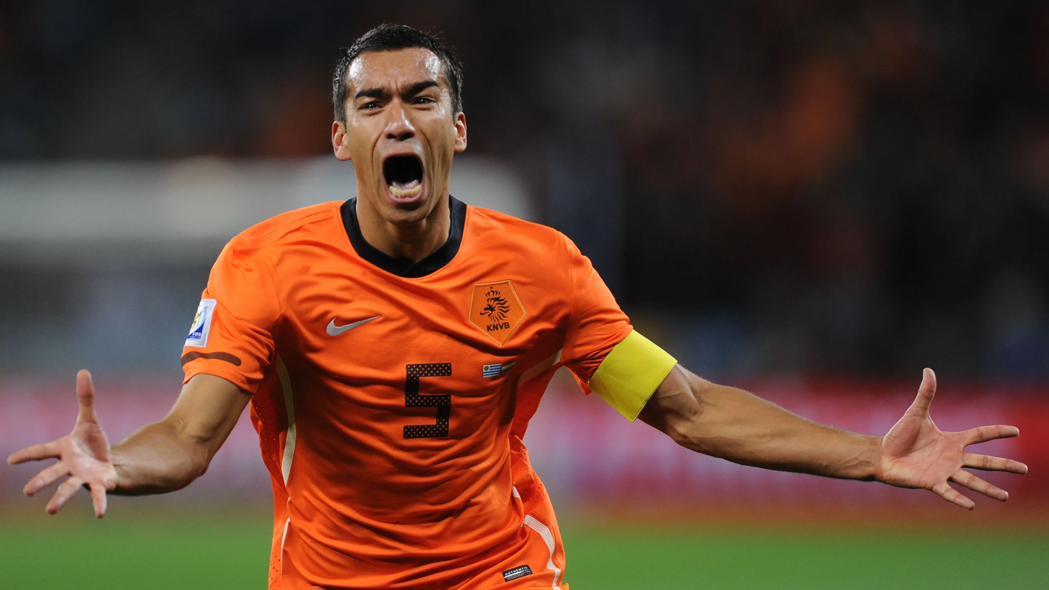 11 jaar geleden: Van Bronckhorst schiet bal heerlijk in de kruising tegen Uruguay