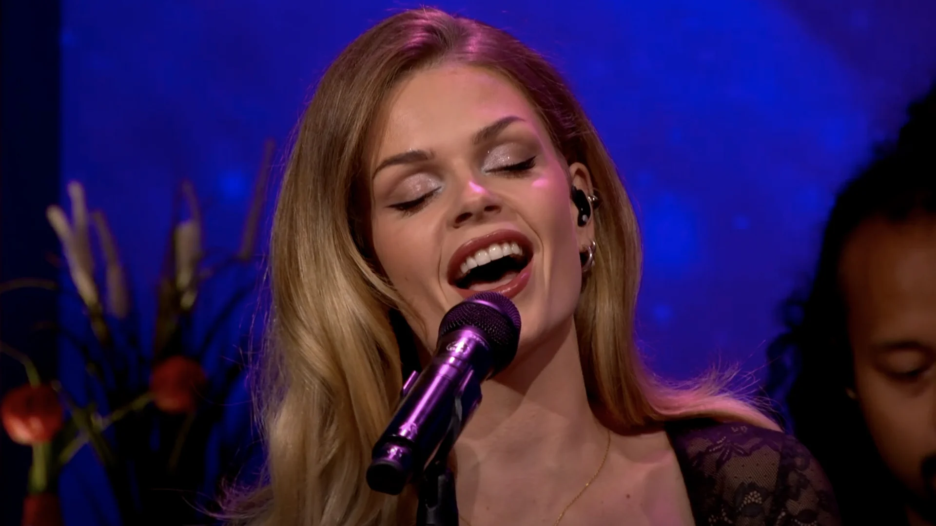 Davina Michelle speelt nog niet uitgebracht nummer 'Round I Go' in commercialbreak De Oranjezomer