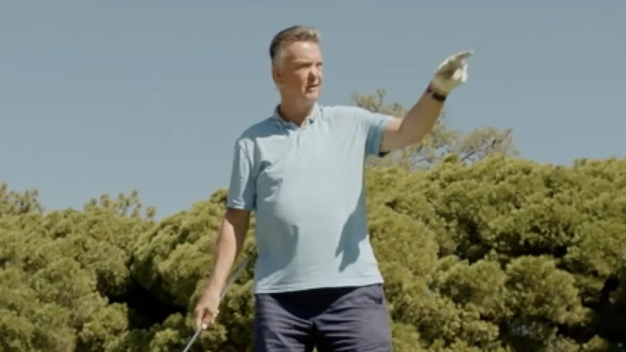 Bekijk hier de trailer van de film over Louis van Gaal!