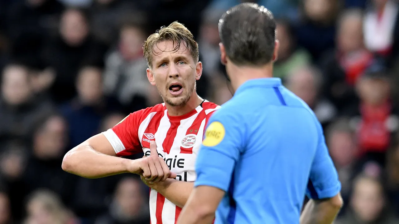 KNVB beslist: alleen aanvoerders mogen voortaan met scheidsrechters praten